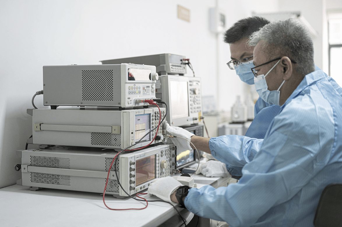 Yado engineers testing sensors in the CNAS-accredited laboratory